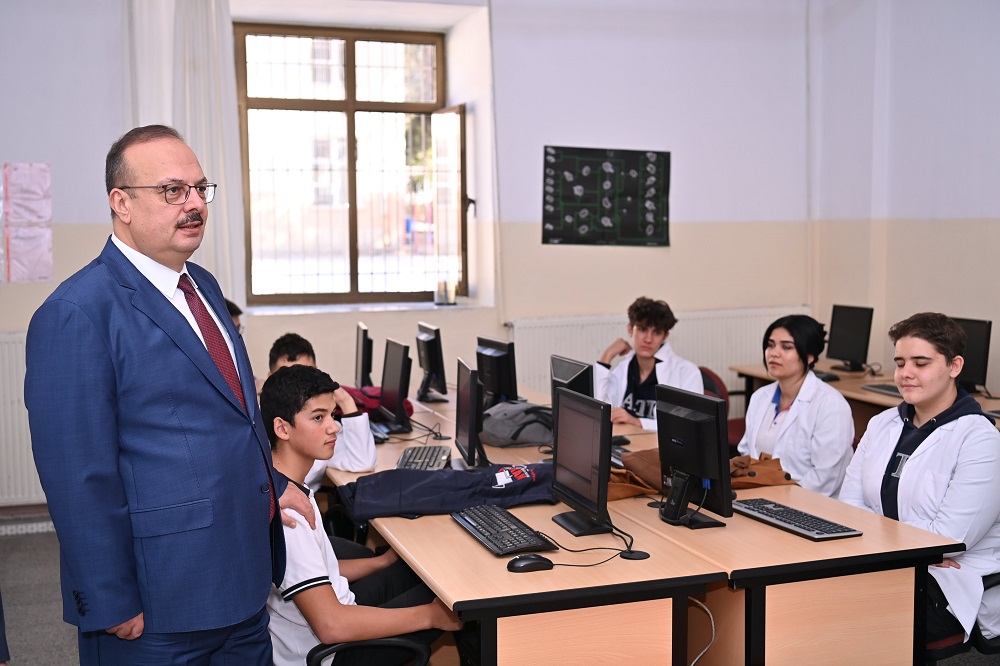 Valimiz Yakup Canbolat, Aydın Mesleki ve Teknik Anadolu Lisesini Ziyaret Etti